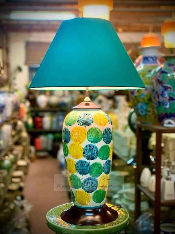 Nơi mua đèn đèn gốm sứ Bát Tràng cao cấp vẽ tay hoa văn tỉ mỉ, sắc nét trưng bày phòng khách, phòng làm việc mắt, giá rẻ