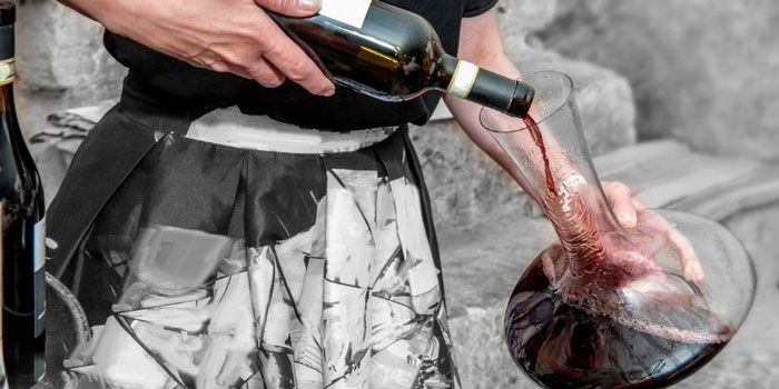 Bình đựng rượu vang là một vật dụng quan trọng khi thưởng thức rượu vang