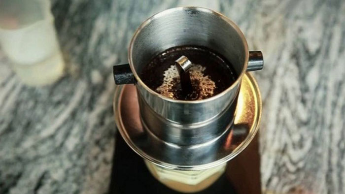 Khi mua phin pha cà phê, nên chọn loại làm bằng inox, loại có đáy và phần nén tách rời
