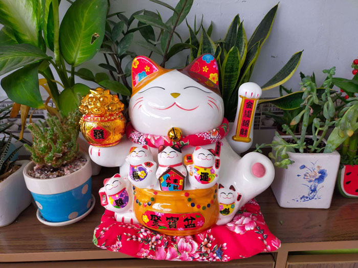 Mèo thần tài để trên bàn thờ ông địa là sản phẩm có nguồn gốc từ Nhật Bản mang ý nghĩa may mắn