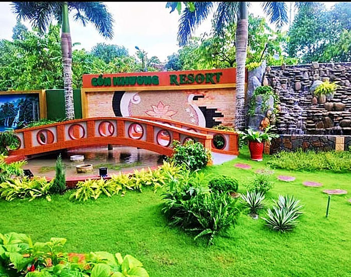 Tranh trang trí sân vườn là dòng tranh làm bằng gốm sứ từng mảnh và được gắn trực tiếp lên tường
