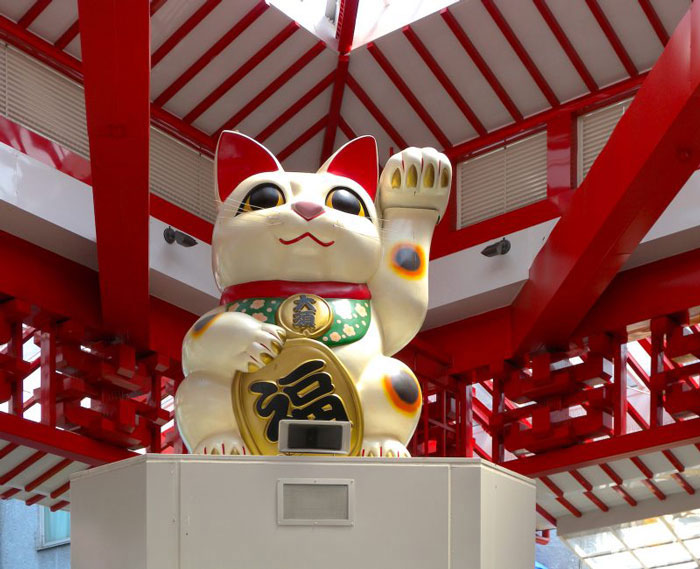 Lục lạc được đeo ở mèo, theo quan niệm của người Nhật là giữ gìn tiền bạc 