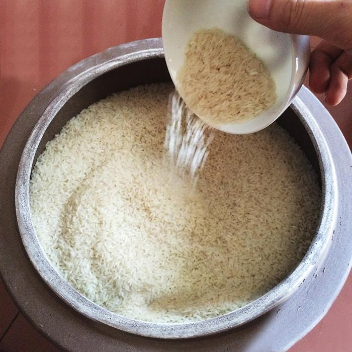 Hũ gạo là vật phẩm chứa tài lộc nên không được để trống rỗng