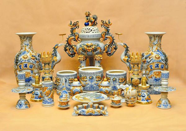 Giá thành khi đặt mua bộ đồ thờ gốm sứ men rạn đắp nổi cao cấp nhất định không thể bỏ qua