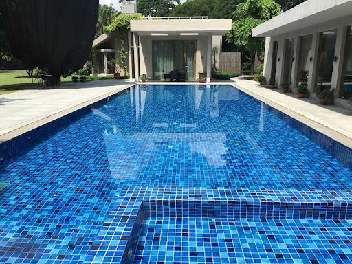 Gạch sứ mosaic ứng dụng tại bể bơi