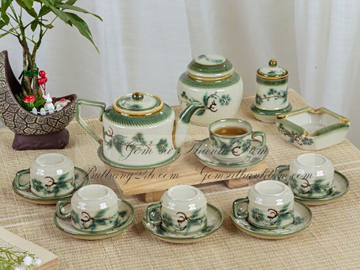 Tìm mua bộ ấm trà vẽ hoa văn độc đáo đẹp mắt gốm sứ Bát Tràng chính hãng cao cấp, chất lượng dày dặn, giá thành tốt