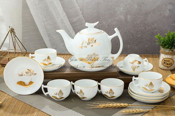Xưởng sản xuất bộ ấm trà men trắng vẽ hoa sen gốm sứ Bát Tràng cao cấp in logo sắc nét, đẹp mắt, chất lượng dày dặn