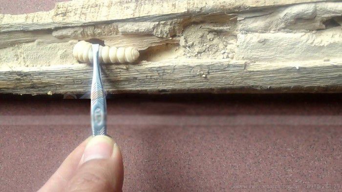 Bàn thờ gỗ sử dụng lâu có thể xuất hiện vết nứt ảnh hưởng đến độ chắc chắn