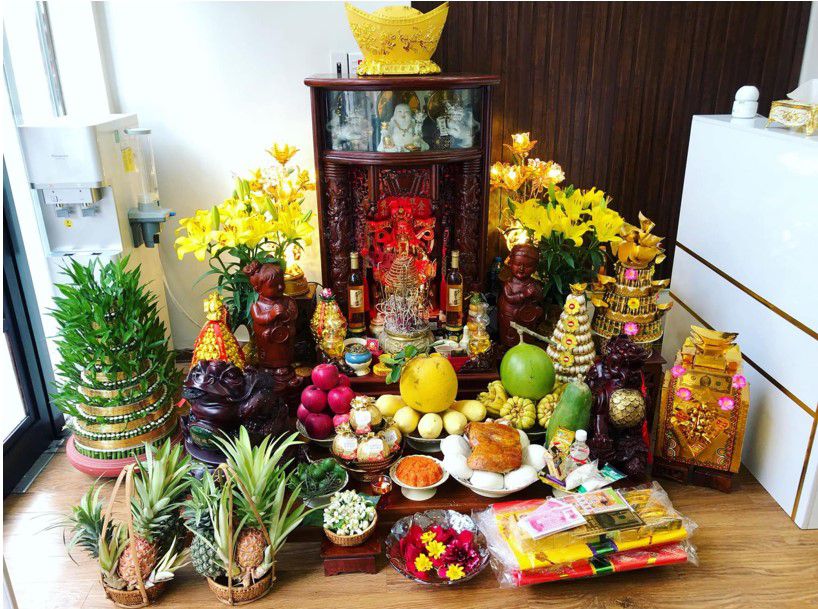 Bàn thờ Thổ Công với đồ cúng đầy đủ bao gồm đồ chay và đồ mặn