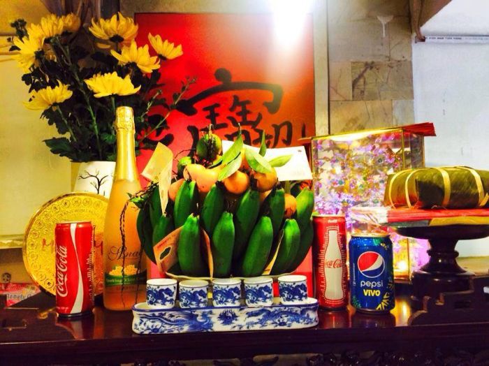 Các gia đình thường cắm hoa cúc trên bàn thờ