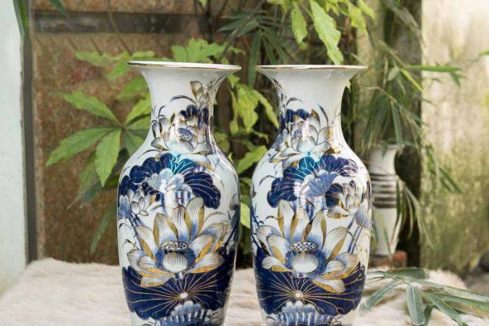 Bình cắm hoa men lam vẽ vàng