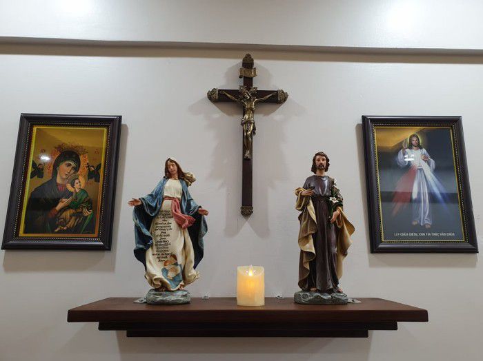 Các mẫu bàn thờ chúa hiện đại, thiêng liêng cho gia đình Công giáo