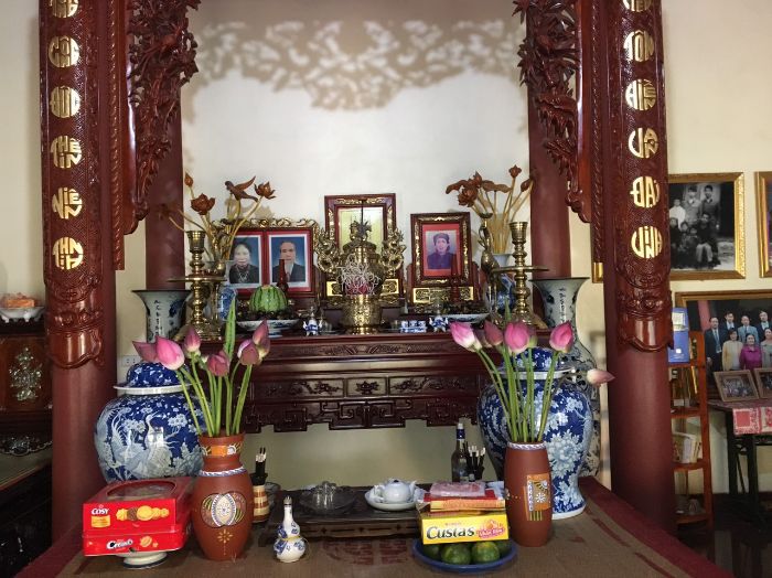 Đặt di ảnh trên bàn thờ là văn hóa lâu đời của người Việt