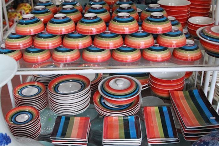 Bát đĩa màu sắc sặc sỡ không nên sử dụng trong lò vi sóng