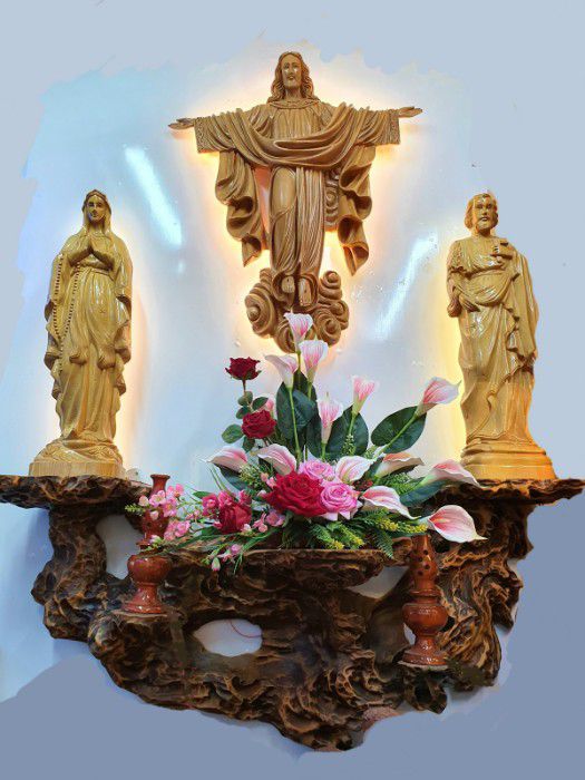 Mẫu bàn thờ công giáo được làm bằng gỗ phủ bóng họa tiết cầu kì