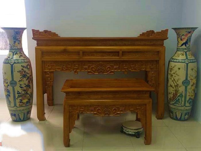 Mẫu bàn cúng cơm gỗ sơn Pu hiện đại đẹp chạm sen, chữ phúc, lộc, thọ….