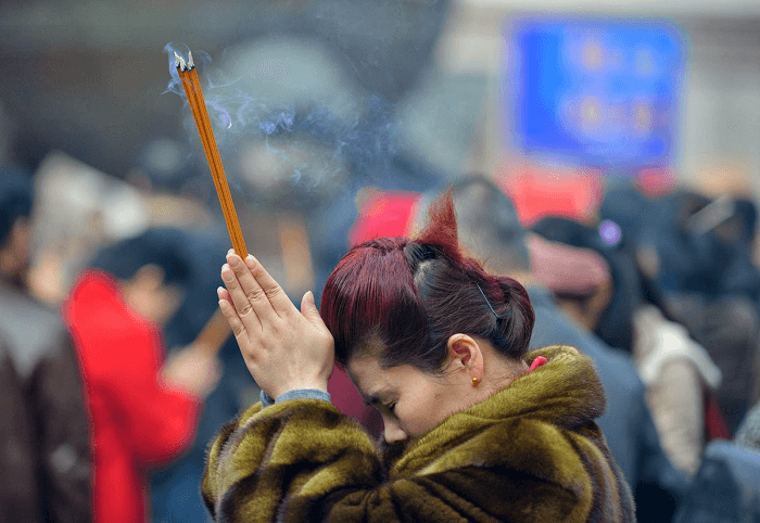 Thắp hương là phong tục lâu đời của người Việt