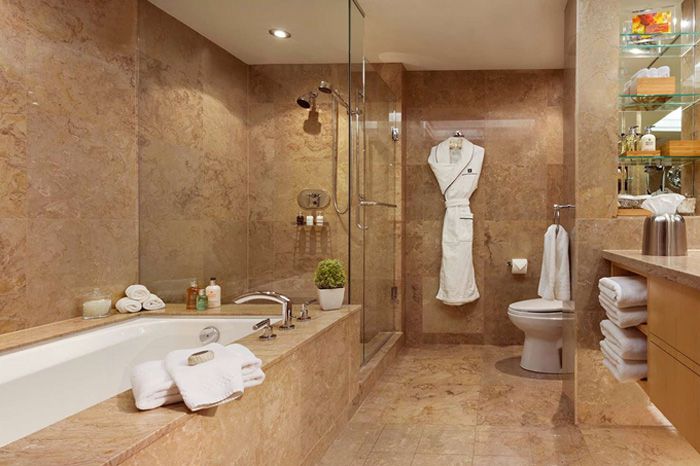 Hãy cùng khám phá thiết kế phòng tắm 5 sao sang trọng và tiện nghi cho không gian nhỏ. Với trang thiết bị hiện đại và sức chứa thông thoáng, không gian tắm sang trọng này sẽ giúp bạn có một trải nghiệm thư giãn tuyệt vời.