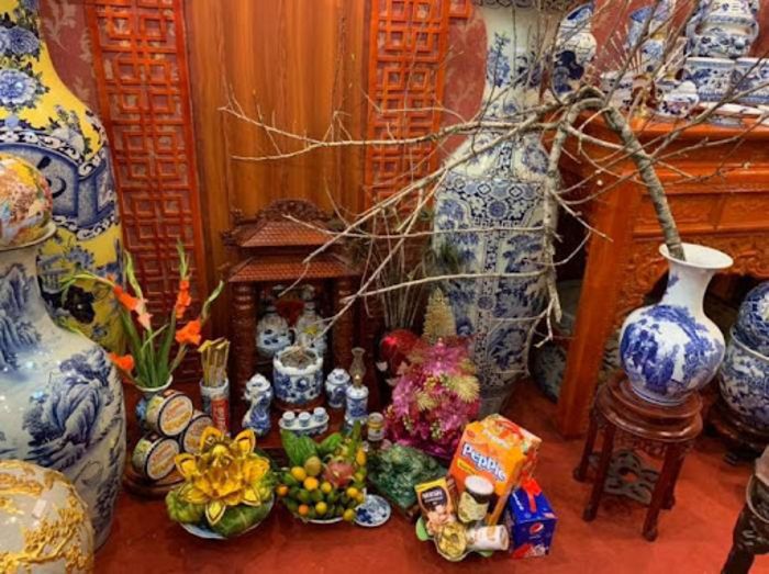 Bàn thờ thần tài thể hiện tín ngưỡng thờ cúng đầy ý nghĩa của dân Việt