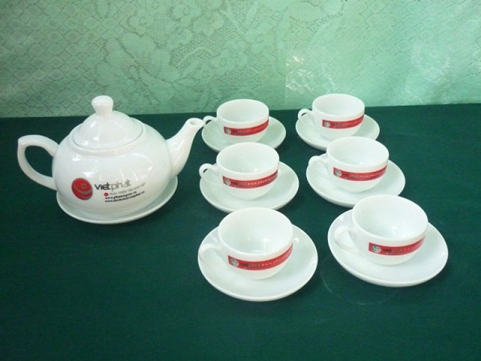 Bộ ấm trà trắng in logo tạo nét đặc biệt cho sản phẩm 