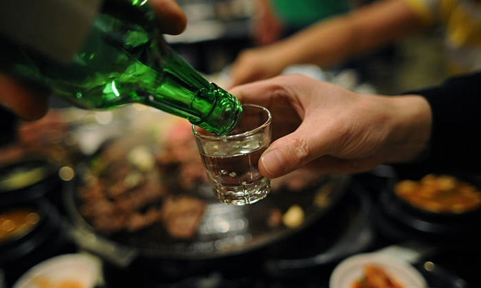 Uống rượu dần đã trở thành một phương thức giao tiếp tại Việt Nam