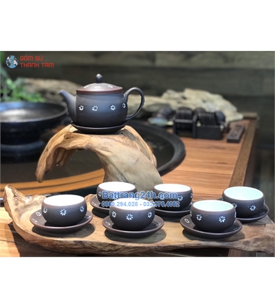 Bộ ấm chén gốm vẽ tay hoa văn để trong phòng khách đẹp mắt, sang trọng