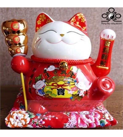 Mèo thần tài màu đỏ may mắn cầm xiên trang trí, trưng bày
